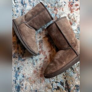Ugg size 5 brown short boots